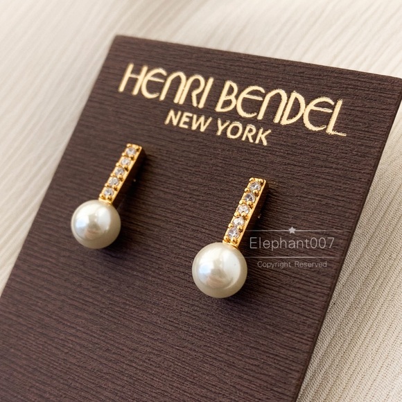 henri bendel Jewelry - Henri Bendel pearl gold earrings